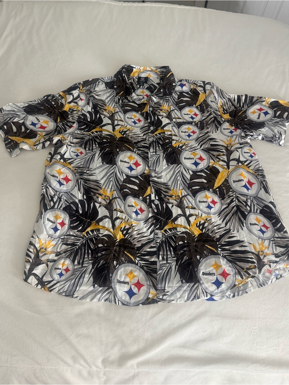 NWOT NFL Pittsburgh Steelers Black White and Yellow Hawaiian Button-Up Shirt